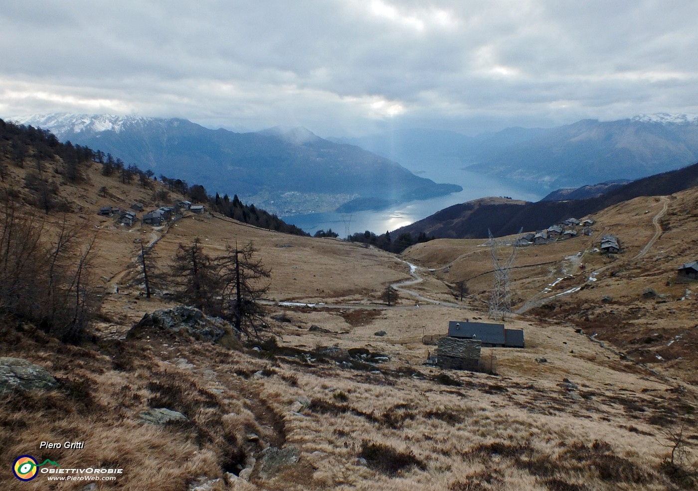 73 Nuvoloso e freddo...scendiamo...Alpe di mezzo a dx. Pescedo a sx!.JPG